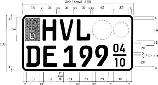 Es wird beispielhaft ein verkleinertes zweizeiliges Saisonkennzeichen nebst Bemaßung dargestellt. Das Kennzeichen weist ein Größtmaß von 255 mm auf und ist 130 mm hoch. Die Ecken des Kennzeichens sind abgerundet. Der Rand des Kennzeichens ist schwarz. In der ersten Zeile an der linken oberen Seite des Kennzeichens befindet sich ein Euro-Feld. Rechts daneben in einem Abstand von mindestens 8 mm sind die Buchstaben HVL abgebildet. Das Mindestmaß für den Abstand zwischen den Buchstaben beträgt 8 bis 10 mm. Neben den Buchstaben ist in einem Abstand von 5 bis 20 mm das größere Feld für die Plakette mit einem Durchmesser von 45 mm abgebildet. Das kleinere Feld für die Plakette mit einem Durchmesser von 35 mm befindet sich daneben. In der zweiten Zeile mit einem Mindestabstand von 8 mm zum Rand folgen die Buchstaben D und E. In einem Abstand von 15 bis 18 mm schließt sich Zahlenfolge 119 an. Der Abstand zwischen den einzelnen Ziffern dieser Zahlenfolge beträgt zwischen 8 bis 10 mm. Daneben befindet sich in einem Abstand von mindestens 8 mm das Feld für den Betriebszeitraum. Dieses ist 30 mm breit. Die Ziffern 0 und 4 sind 20 mm hoch und über dem Bindestrich angesiedelt. Danach folgt ein Bindestrich. Unterhalb des Bindestrichs sind die Ziffern 1 und 0, die ebenfalls 20 mm hoch sind, aufgeführt.