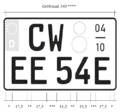 Es wird beispielhaft ein zweizeiliges Saisonkennzeichen für Elektrofahrzeuge nebst Bemaßung dargestellt. Das Kennzeichen weist ein Größtmaß von 340 mm auf und ist 200 mm hoch. Das Größtmaß beträgt bei zwei- und dreirädrigen Kraftfahrzeugen 280 mm. Die Ecken des Kennzeichens sind abgerundet. Der Rand des Kennzeichens ist schwarz. In der ersten Zeile an der linken oberen Seite des Kennzeichens befindet sich ein Euro-Feld, wie bereits zuvor beschrieben. Rechts daneben sind die Buchstaben CW in schwarzer Mittelschrift, wie bereits zuvor beschrieben, abgebildet. Neben den Buchstaben CW sind die vorgesehenen Felder für die Plaketten abgebildet. Das kleinere ist oberhalb des größeren angesiedelt. Abschließend ist in der ersten Zeile das Feld für den Betriebszeitraum angegeben. Die Ziffern 0 und 4 sind über dem Bindestrich angesiedelt. Danach folgt ein Bindestrich. Unterhalb des Bindestrichs sind die Ziffern 1 und 0 aufgeführt. In der zweiten Zeile mit einem Mindestabstand von 8 mm zum Rand schließen sich die Buchstaben EE in schwarzer Mittelschrift an. Der Abstand zwischen den Buchstaben beträgt zwischen 8 bis 10 mm. In einem Abstand von 20 bis 30 mm schließt sich die Zahlen 54 und der Buchstabe E an. Der Abstand zwischen der 5 und der 4 beträgt ebenfalls zwischen 8 bis 10 mm. Der Abstand zwischen der 4 und dem E beträgt 20 bis 30 mm, bei zwei- und dreirädrigen Kraftfahrzeugen 15 mm bis 30 mm.