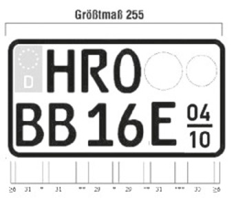 Es wird beispielhaft ein verkleinertes zweizeiliges Saisonkennzeichen für Elektrofahrzeuge nebst Bemaßung dargestellt. Das Kennzeichen weist ein Größtmaß von 255 mm auf. Die Ecken des Kennzeichens sind abgerundet. Der Rand des Kennzeichens ist schwarz. In der ersten Zeile an der linken oberen Seite des Kennzeichens befindet sich ein Euro-Feld. Rechts daneben sind die Buchstaben HRO abgebildet. Neben den Buchstaben ist das größere Feld für die Plakette abgebildet. Das kleinere Feld für die Plakette befindet sich daneben. In der zweiten Zeile folgen die Buchstaben BB. In einem Abstand von 15 bis 18 mm schließt sich die Zahlen 16 und der Buchstabe E an. Der Abstand zwischen den einzelnen Ziffern beträgt zwischen 8 bis 10 mm. Der Abstand zwischen der Zahl 6 und dem Buchstaben E beträgt 15 bis 18 mm. Daneben befindet sich in einem Abstand von mindestens 8 mm das Feld für den Betriebszeitraum. Die Ziffern 0 und 4 sind über dem Bindestrich angesiedelt. Danach folgt ein Bindestrich. Unterhalb des Bindestrichs sind die Ziffern 1 und 0 aufgeführt.