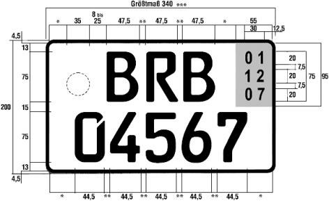 Es wird beispielhaft ein zweizeiliges Kurzzeitkennzeichen nebst Bemaßung dargestellt. Das Kennzeichen weist ein Größtmaß von 340 mm auf und ist 200 mm hoch. Das Größtmaß beträgt bei zwei- und dreirädrigen Kraftfahrzeugen 280 mm. Die Ecken des Kennzeichens sind abgerundet. Der Rand des Kennzeichens ist schwarz. In der ersten Zeile an der linken oberen Seite des Kennzeichens befindet das Feld für die Stempelplakette mit einem Durchmesser von 35 mm. Rechts daneben sind die Buchstaben BRB in schwarzer Mittelschrift, wie bereits zuvor beschrieben, abgebildet. Der Abstand zwischen dem Feld für die Plakette und dem ersten Buchstaben B beträgt 8 bis 25 mm. Die einzelnen Buchstaben haben einen Abstand von 8 bis 10 mm zueinander. Neben den Buchstaben BRB schließt sich in einem Abstand von mindestens 8 mm das Feld für das Ablaufdatum an. Das Feld ist 55 mm breit und auf der Abbildung grau schattiert. Es besteht aus drei Zeilen. Die Ziffern in den Zeilen sind jeweils 20 mm hoch. Die Zeilen haben jeweils einen Abstand von 7,5 mm zueinander. In der ersten Zeile sind die Ziffern 01 abgebildet. In der zweiten Zeile sind die Ziffern 12 abgebildet. In der dritten Zeile sind die Ziffern 07 abgebildet. In der zweiten Zeile mit einem Mindestabstand von 8 mm zum Rand schließen sich die Ziffern 04567 in schwarzer Mittelschrift an. Der Abstand zwischen den Ziffern beträgt zwischen 8 bis 10 mm.