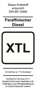 Zeichen für die Kraftstoffsorte Paraffinischer Diesel XTL als Teil a für die Auszeichnung an der Zapfsäule. In Teil a sind folgende wichtige Hinweise angegeben: „Enthält bis zu 7 % Biodiesel“ und „Verträgt Ihr Fahrzeug XTL? Herstellerinformation beachten (z.B. Tankklappe oder Betriebsanleitung)! Im Zweifel Diesel B7 tanken!“