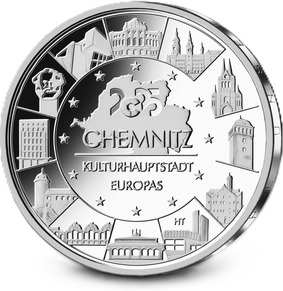 Der Bildbereich zeigt die Vielfalt der Stadt. Es werden typische Motive der Stadt dargestellt. Auf der Münze sind zwölf Kreissegmente am äußeren Rand zu sehen. In neun dieser Segmente sind Sehenswürdigkeiten abgebildet. Zusammen bilden sie das C-Emblem, das für Chemnitz steht. Jedes Kreissegment ist mit einem Stern verbunden. Das zeigt die Verbundenheit der Stadt mit Europa. In der Mitte der Münze ist ein Teil der nördlichen Stadtgrenzen zu sehen. Auf der Münze sind außerdem das Kampagnen-Logo „2025“, der Name der Stadt „CHEMNITZ“ und das Ereignis „KULTURHAUPTSTADT EUROPAS“ zu erkennen.