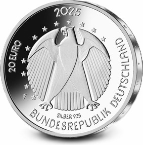 Der zentral platzierte Adler ergänzt auf würdige Weise das Motiv. Neben dem Adler sind der Schriftzug „BUNDESREPUBLIK DEUTSCHLAND“, die Wertziffer und Wertbezeichnung, das Prägezeichen „F“ der Staatlichen Münzen Baden-Württemberg, Prägestätte Stuttgart, die Jahreszahl 2025 sowie die zwölf Europasterne zu sehen. Zusätzlich ist die Angabe „SILBER 925“ aufgeprägt.